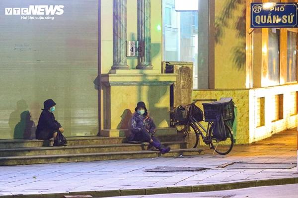 Người lao động nghèo vật lộn mưu sinh trong đêm giá rét đầu Đông-10