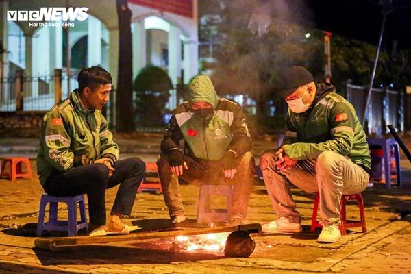 Người lao động nghèo vật lộn mưu sinh trong đêm giá rét đầu Đông-12