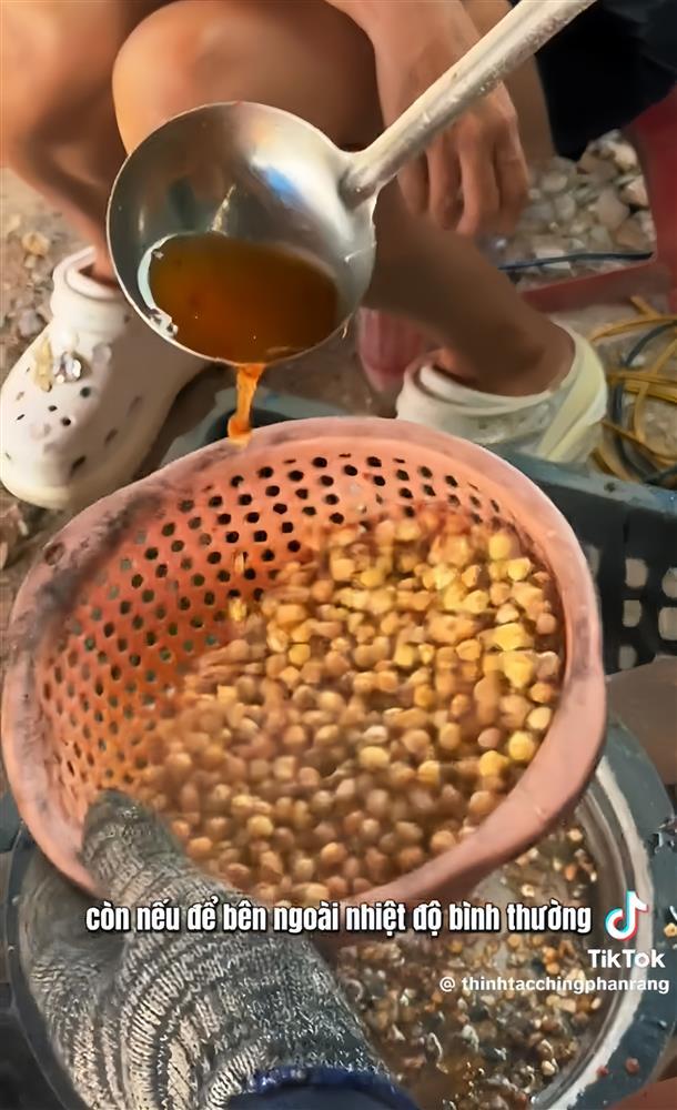 Lạ kỳ món ăn được rang bằng cát sau đó tẩm mắm và ớt ở Phan Rang-2