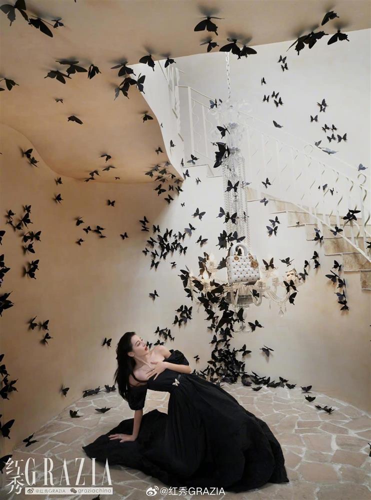 Địch Lệ Nhiệt Ba thần thái trên bìa tạp chí sau khi liên tục bị chê mặc sến-1