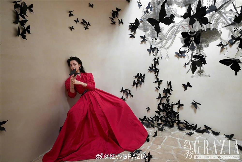 Địch Lệ Nhiệt Ba thần thái trên bìa tạp chí sau khi liên tục bị chê mặc sến-2