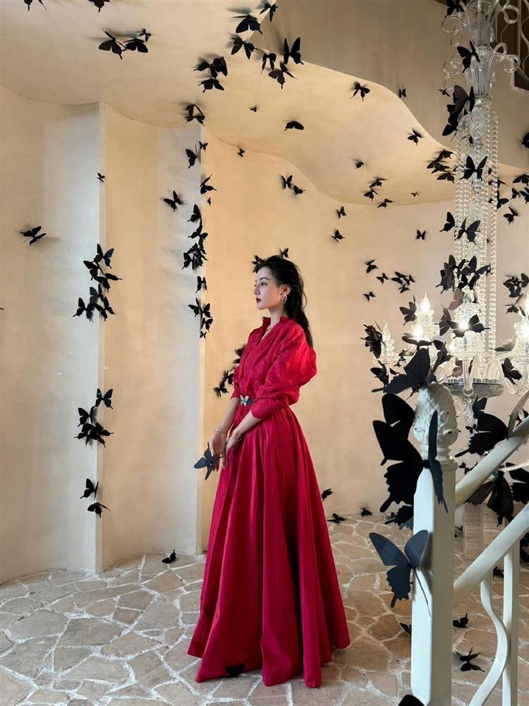 Địch Lệ Nhiệt Ba thần thái trên bìa tạp chí sau khi liên tục bị chê mặc sến-4