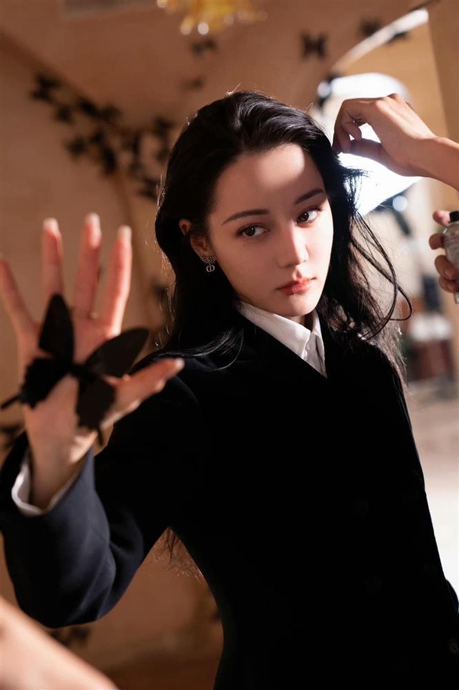 Địch Lệ Nhiệt Ba thần thái trên bìa tạp chí sau khi liên tục bị chê mặc sến-3