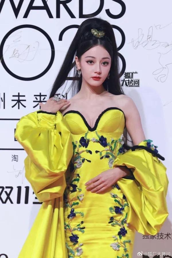 Địch Lệ Nhiệt Ba thần thái trên bìa tạp chí sau khi liên tục bị chê mặc sến-6