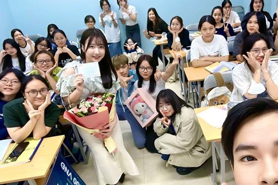 Nữ giảng viên Hà Nội xinh đẹp, gây 'sốt' giảng đường