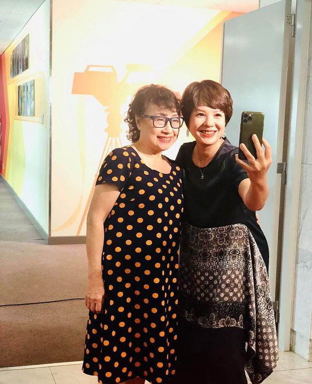 NSƯT Kim Tiến - Giọng đọc huyền thoại VTV: Hé lộ hôn nhân hạnh phúc tuổi U80 bên chồng thứ 2, du lịch khắp nơi tận hưởng cuộc sống-4