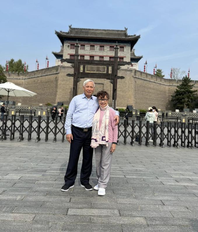 NSƯT Kim Tiến - Giọng đọc huyền thoại VTV: Hé lộ hôn nhân hạnh phúc tuổi U80 bên chồng thứ 2, du lịch khắp nơi tận hưởng cuộc sống-5