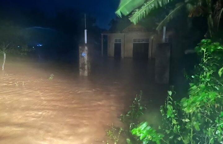 Mưa lũ làm hơn 1.200 ngôi nhà ở Quảng Trị bị ngập, 1 người mất tích-1