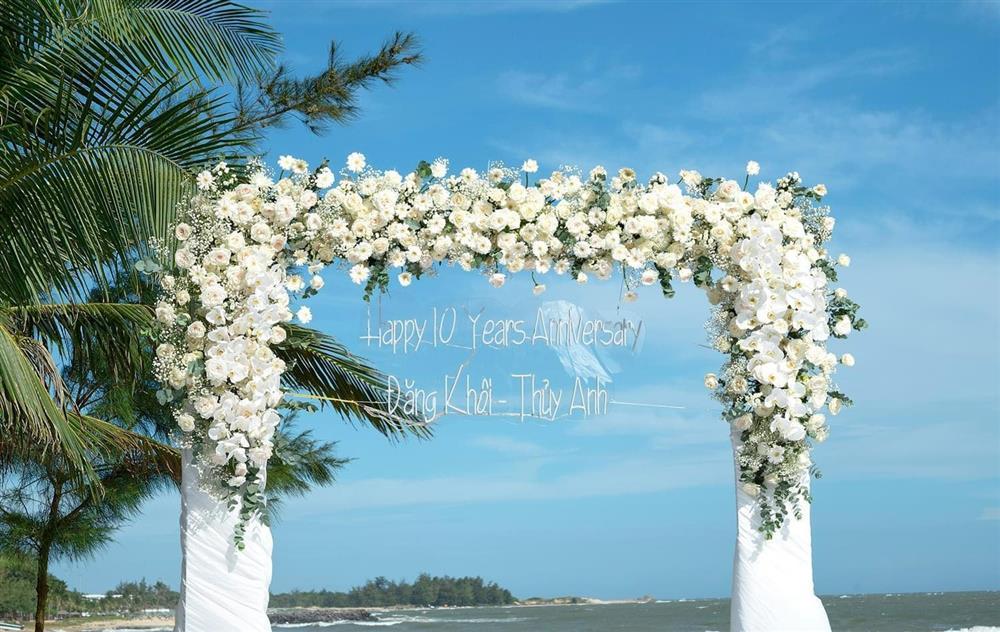 Bên nhau suốt 1 thập kỷ, cặp đôi sao Việt cưới lần nữa, cười không ngớt vì 2 cậu quý tử đòi có thêm em gái-1