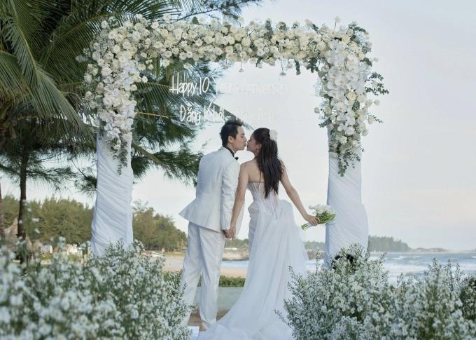 Bên nhau suốt 1 thập kỷ, cặp đôi sao Việt cưới lần nữa, cười không ngớt vì 2 cậu quý tử đòi có thêm em gái-2