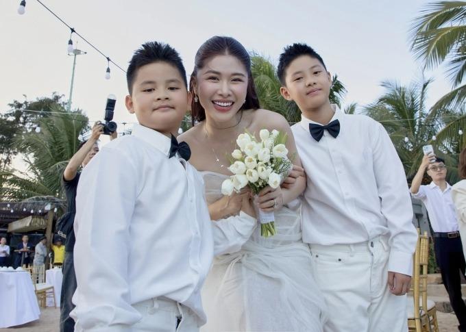 Bên nhau suốt 1 thập kỷ, cặp đôi sao Việt cưới lần nữa, cười không ngớt vì 2 cậu quý tử đòi có thêm em gái-5