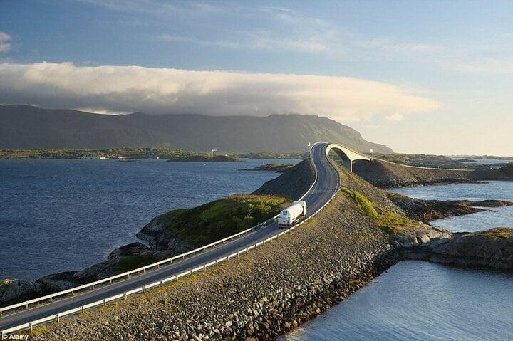 Kiến trúc ngoạn mục của cầu say rượu thách thức độ tỉnh táo của các tay lái-1