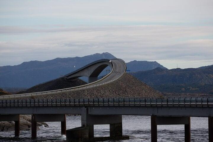 Kiến trúc ngoạn mục của cầu say rượu thách thức độ tỉnh táo của các tay lái-6