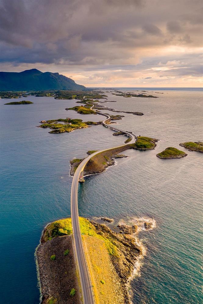 Kiến trúc ngoạn mục của cầu say rượu thách thức độ tỉnh táo của các tay lái-7