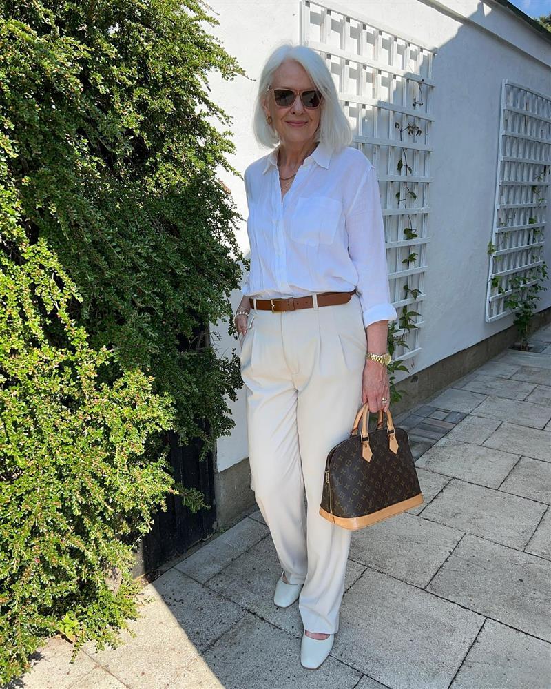 Fashion blogger 60 tuổi mặc đẹp và trẻ trung nhờ 5 món thời trang cơ bản-6