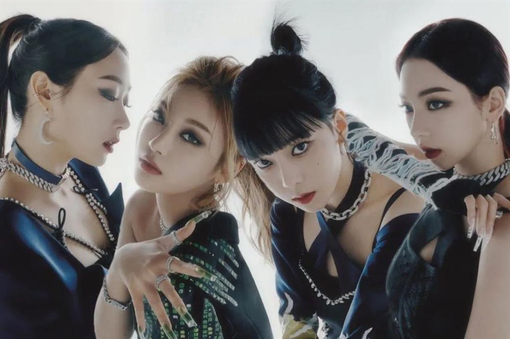 Nhóm aespa chuộng diện váy áo cắt xẻ độc đáo, có nhiều chi tiết lạ mắt-1