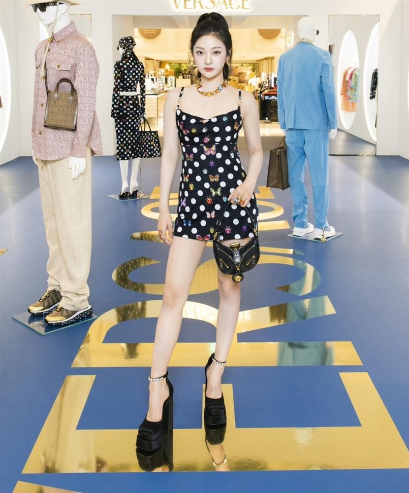 Nhóm aespa chuộng diện váy áo cắt xẻ độc đáo, có nhiều chi tiết lạ mắt-2