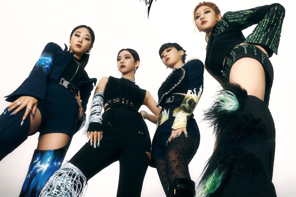 Nhóm aespa chuộng diện váy áo cắt xẻ độc đáo, có nhiều chi tiết lạ mắt-11