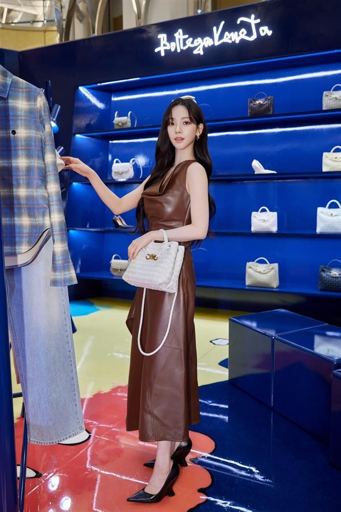 Nhóm aespa chuộng diện váy áo cắt xẻ độc đáo, có nhiều chi tiết lạ mắt-4