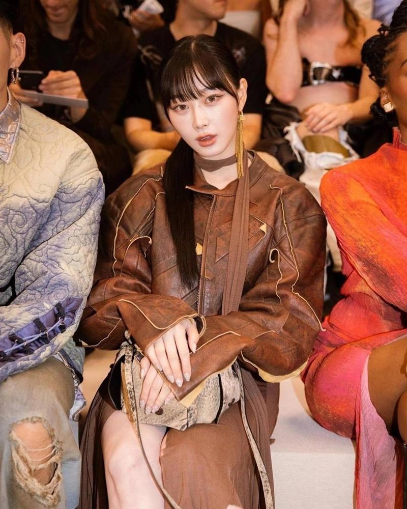 Nhóm aespa chuộng diện váy áo cắt xẻ độc đáo, có nhiều chi tiết lạ mắt-8