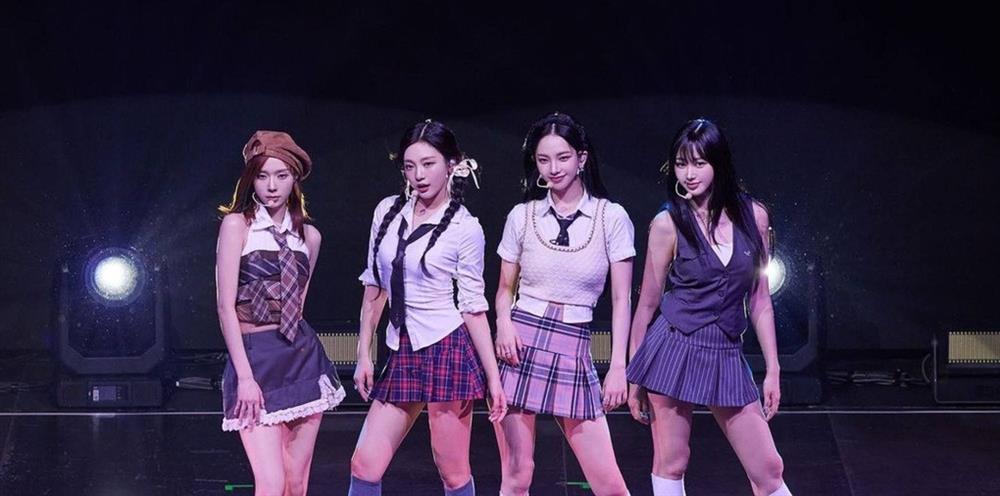 Nhóm aespa chuộng diện váy áo cắt xẻ độc đáo, có nhiều chi tiết lạ mắt-10