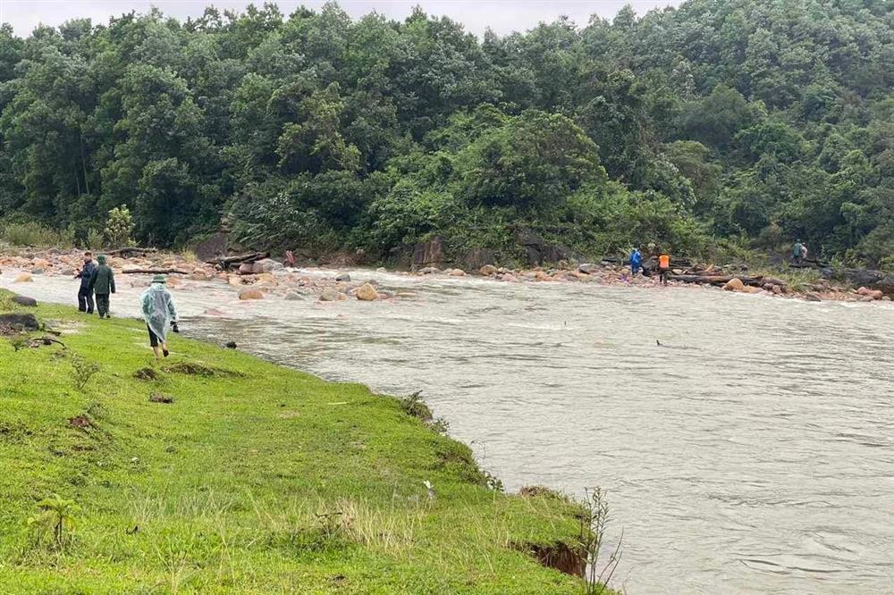 Huy động 40 người tìm kiếm cặp vợ chồng mất tích trong mưa lũ-1