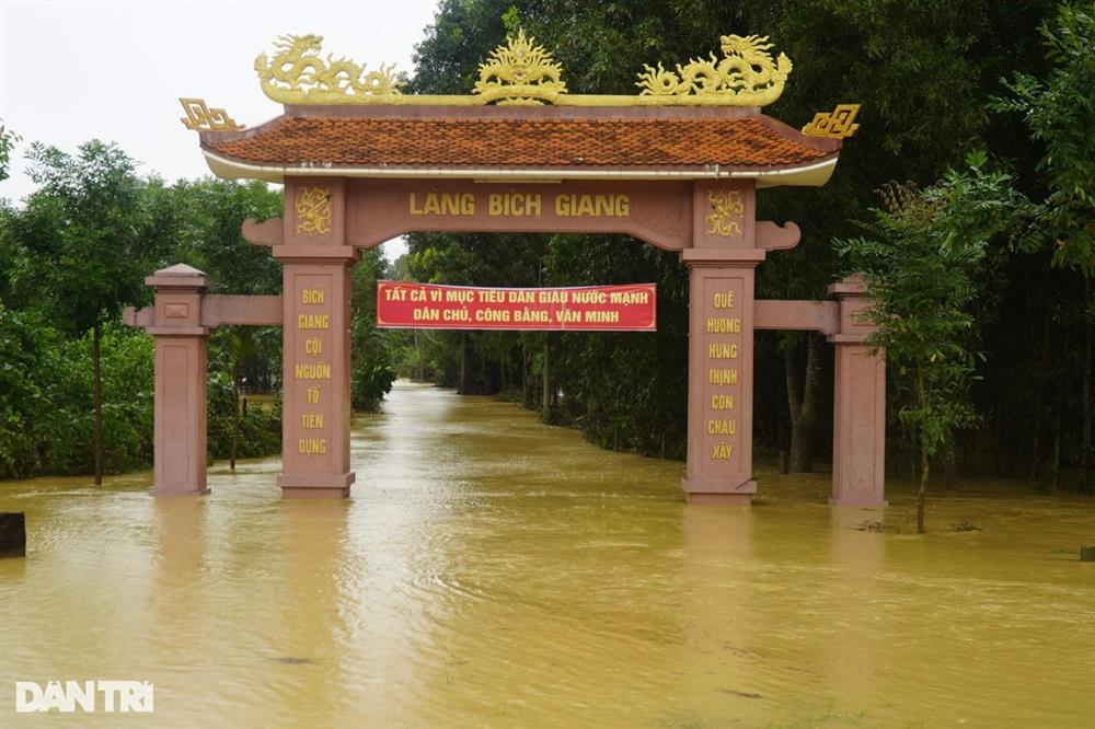 Huy động 40 người tìm kiếm cặp vợ chồng mất tích trong mưa lũ-2