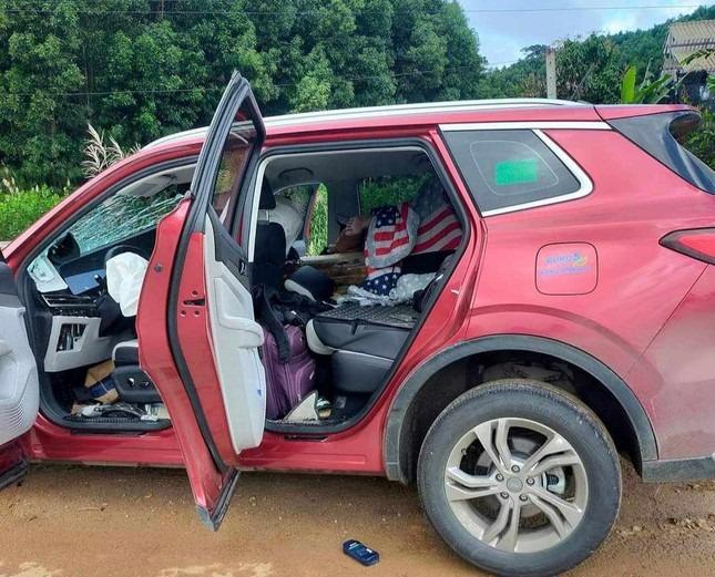 Ô tô tông vào lan can bên đường, 5 người thương vong-1