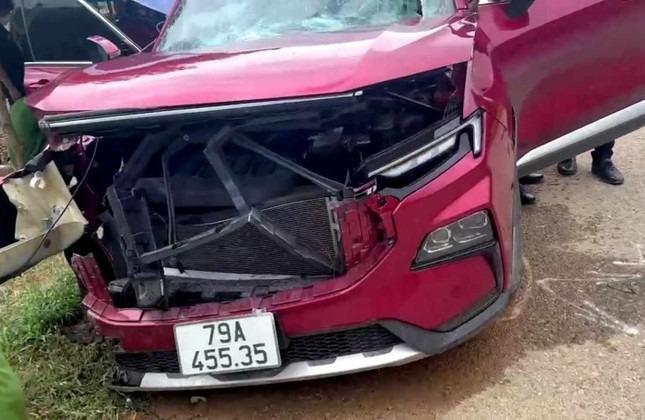 Ô tô tông vào lan can bên đường, 5 người thương vong-2