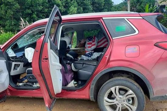 Ô tô tông vào lan can bên đường, 5 người thương vong