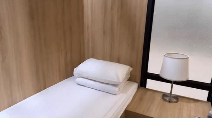 Khách Tây chi 170.000 đồng chợp mắt trong hộp ngủ ở sân bay Việt Nam-1