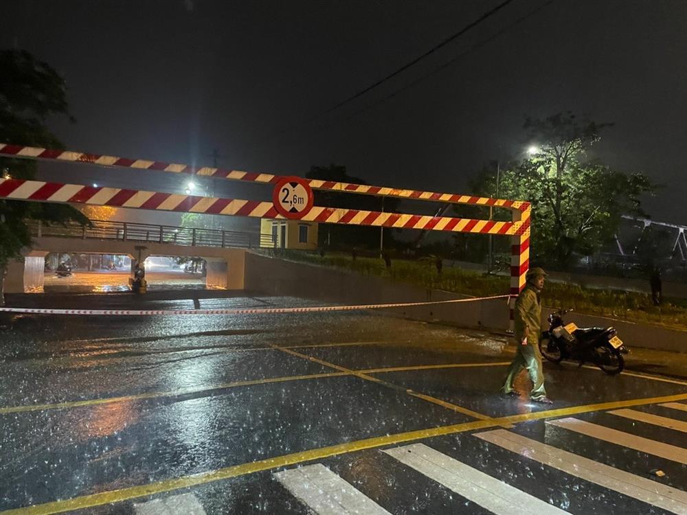 Mưa xối xả, người dân Huế hối hả chạy lụt trong đêm-1