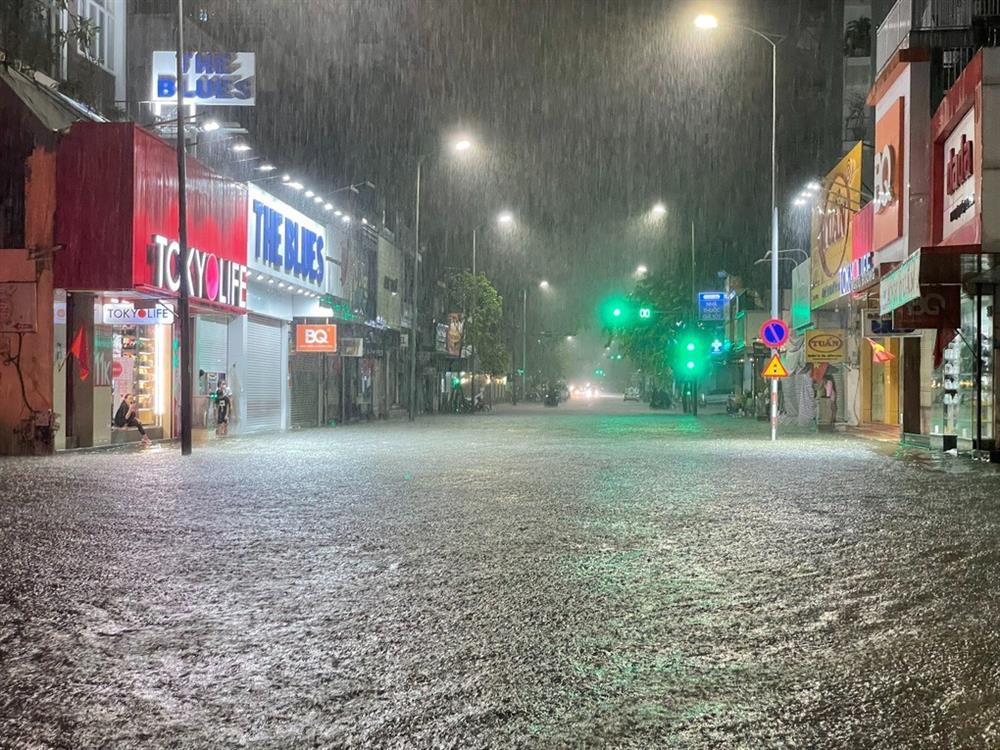 Mưa xối xả, người dân Huế hối hả chạy lụt trong đêm-2