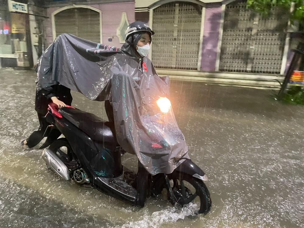 Mưa xối xả, người dân Huế hối hả chạy lụt trong đêm-3