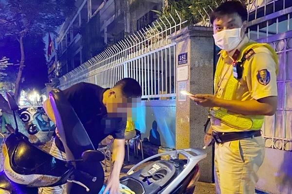 Thanh niên đốt luôn xe máy khi vi phạm nồng độ cồn-2