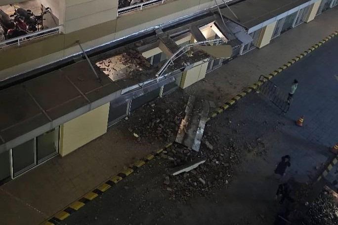 Đổ tường ở chung cư ở Thủ Đức, nữ tài xế cùng ô tô suýt rơi từ lầu 4-2