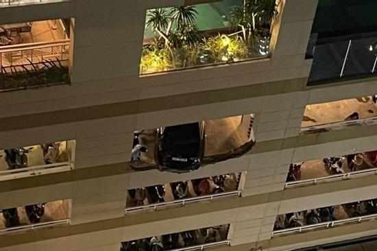 Đổ tường ở chung cư ở Thủ Đức, nữ tài xế cùng ô tô suýt rơi từ lầu 4