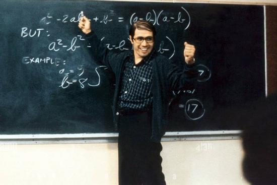 Người thầy từng rửa bát thuê, giúp hơn 400 học sinh vào Harvard, MIT