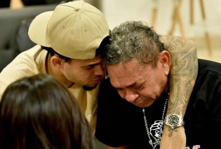 Đoàn tụ sau 2 tuần bị bắt cóc, cha con tiền đạo Liverpool ôm nhau khóc-1