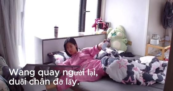 Mèo làm đổ gương, cô gái đang nằm ngủ có hành động nhanh như điện-2