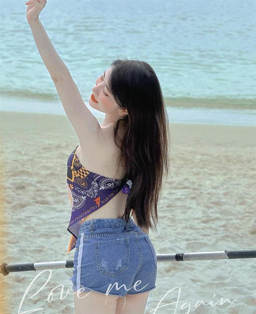 Chẳng cần bikini, Quỳnh Nga vẫn gợi cảm vô ngần với quần short, áo quây đi biển-1