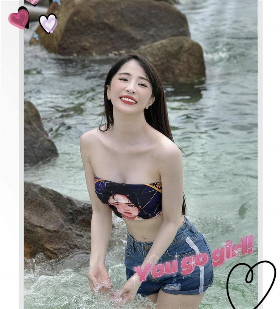 Chẳng cần bikini, Quỳnh Nga vẫn gợi cảm vô ngần với quần short, áo quây đi biển-2