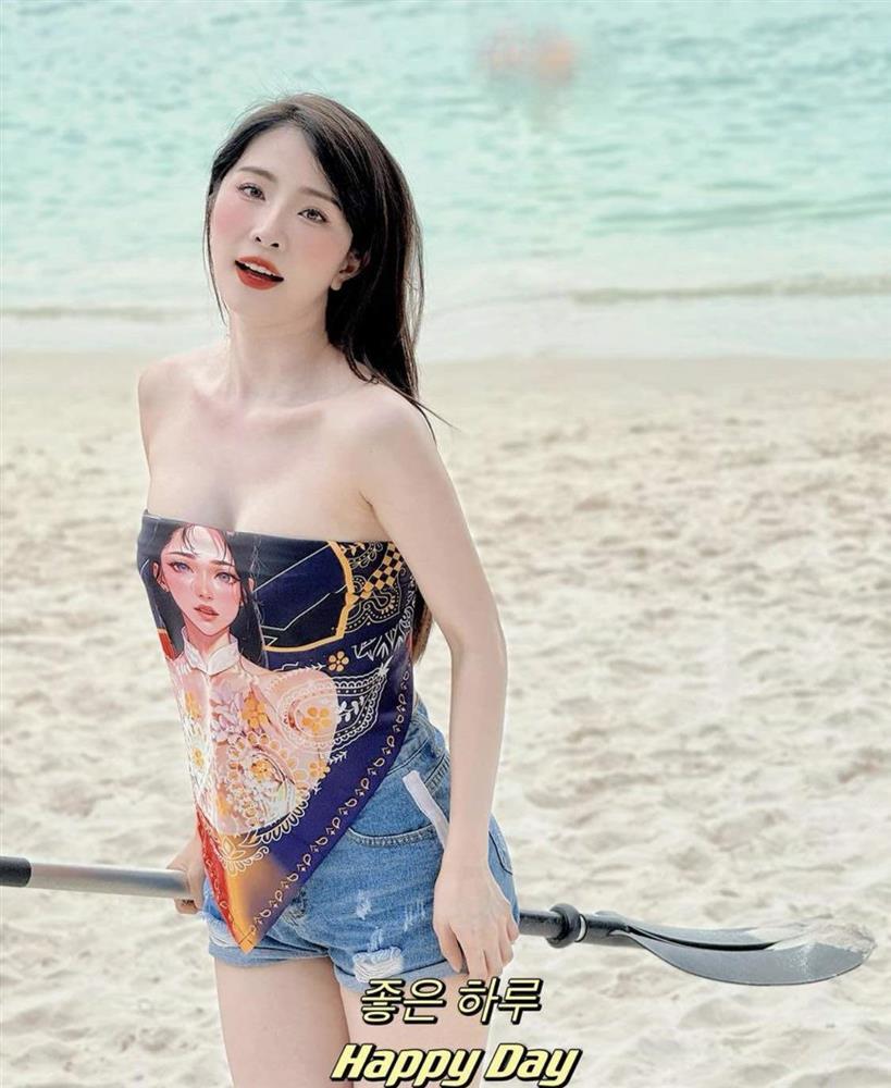 Chẳng cần bikini, Quỳnh Nga vẫn gợi cảm vô ngần với quần short, áo quây đi biển-3