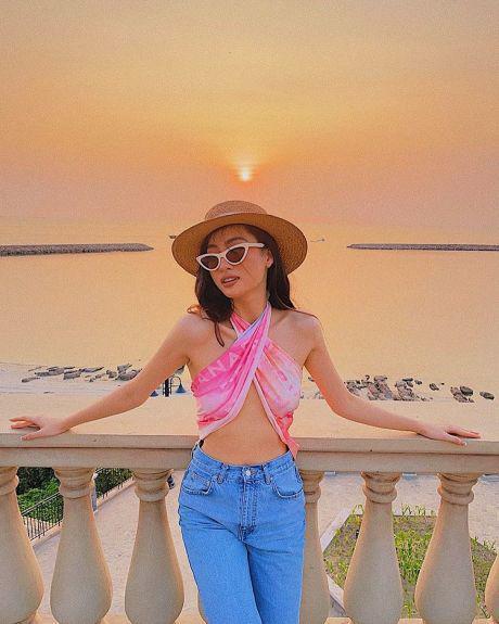 Chẳng cần bikini, Quỳnh Nga vẫn gợi cảm vô ngần với quần short, áo quây đi biển-9