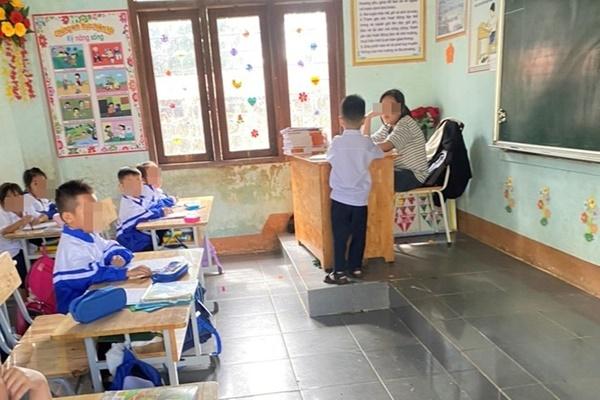 Học sinh lớp 6 ngồi bàn giáo viên dạy học sinh lớp 1: Bất ngờ người chụp ảnh-2