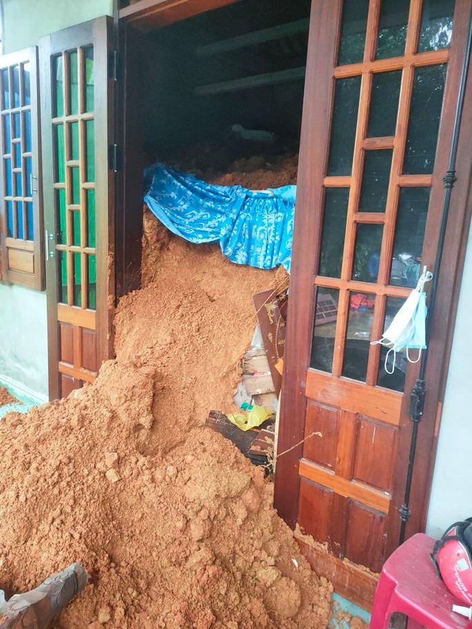 Nghẹt thở giải cứu 2 vợ chồng bị hàng trăm khối đá vùi lấp trong nhà-1