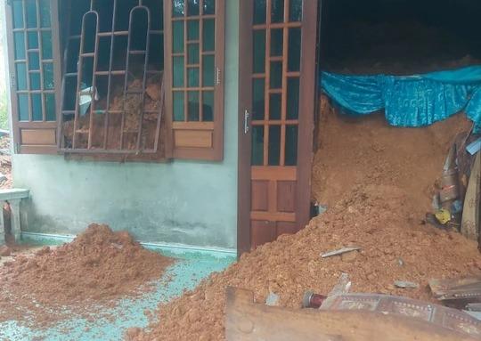 Nghẹt thở giải cứu 2 vợ chồng bị hàng trăm khối đá vùi lấp trong nhà-2