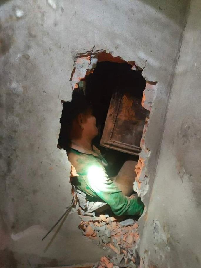 Nghẹt thở giải cứu 2 vợ chồng bị hàng trăm khối đá vùi lấp trong nhà-3