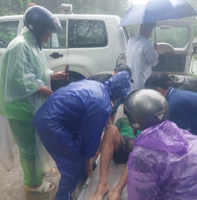 Nghẹt thở giải cứu 2 vợ chồng bị hàng trăm khối đá vùi lấp trong nhà-4