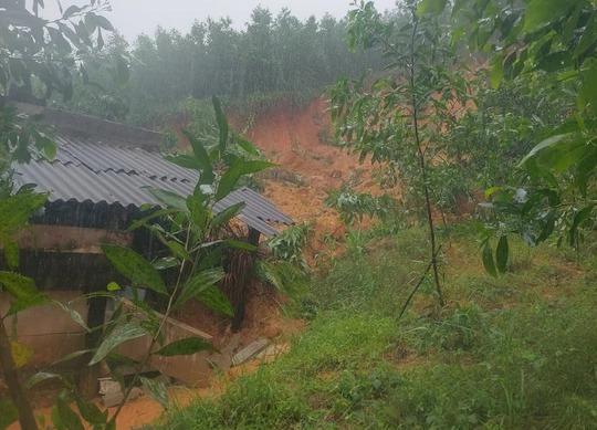 Nghẹt thở giải cứu 2 vợ chồng bị hàng trăm khối đá vùi lấp trong nhà-5